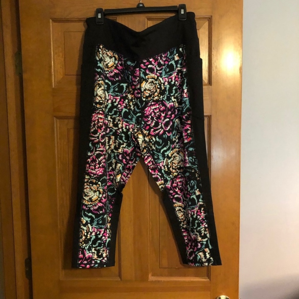 # LuLaRoe 2X Floral Print Cropped Leggings